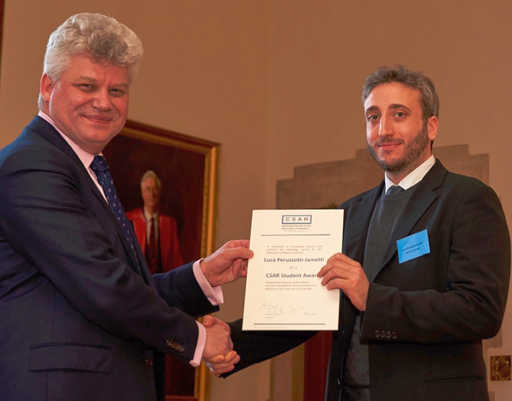 Luca Peruzzotti-Jametti (a destra) riceve il premio Cambridge Society for the Application of Research