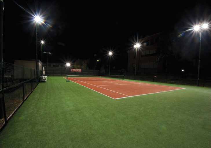 Da campo da tennis per un’oretta con un amico a punto di aggregazione di tanti amanti di questo sport